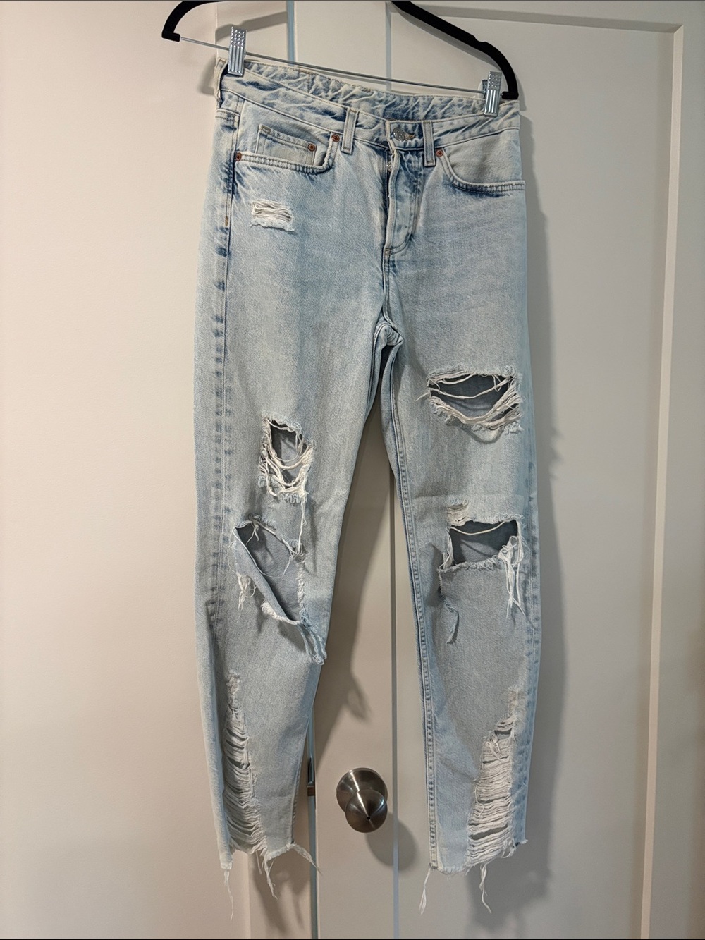 H&M Light Blue Distressed Women’s Jeans